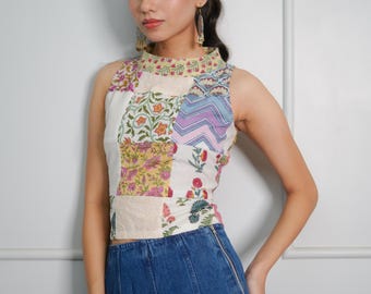 Ärmlös, åtsittande, kort topp med polotröja, tryckt färgglad patchworktopp, Patchwork, Tillverkad i Indien, Topp med handtryck, åtsittande topp