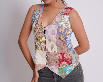 Ärmlös väst i lapptäcke, tryckt färgglad lapptäckesväst, lapptäcke, tillverkad i Indien, handtryckt, figurnära väst.