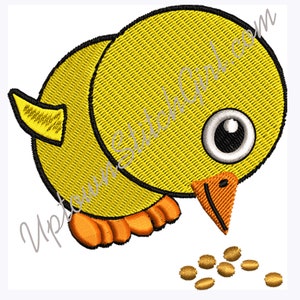 Puede incluir: Un pollito amarillo con patas naranjas está picoteando un montón de semillas marrones. El pollito tiene un ojo grande y redondo y un pequeño pico naranja.