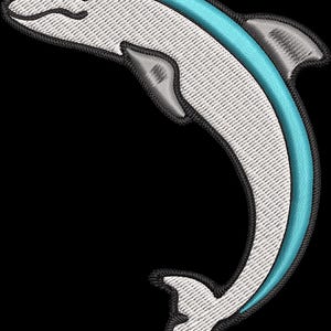Puede incluir: Parche bordado con un delfín estilizado en pose curva. El delfín tiene un cuerpo gris claro con una franja turquesa en la espalda y un contorno negro. Las aletas son grises y el fondo es negro.