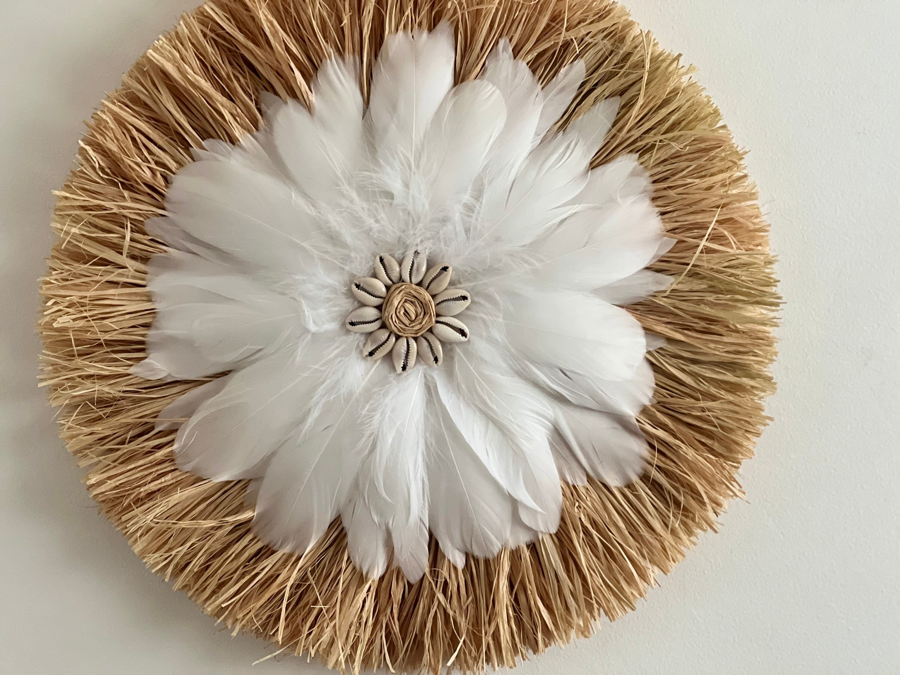 Juju Hat Raphia Plumes Blanches et Coquillages