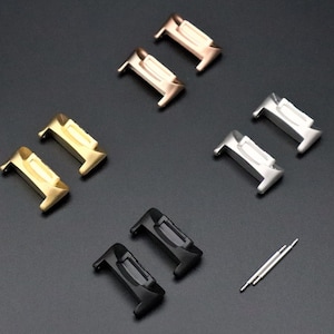 Puede incluir: Conjunto de ocho pasadores de resorte para correas de reloj en cuatro colores diferentes: dorado, oro rosa, plateado y negro. Los pasadores de resorte están dispuestos en pares, con dos de cada color.