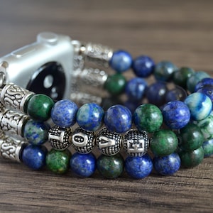 Puede incluir: Una banda de reloj Apple de cuentas plateadas y azules con la palabra "LOVE" escrita en cuentas plateadas.