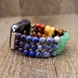 Op de afbeelding: Een regenboogkleurig kralen Apple Watch bandje gemaakt met amethist, lapis lazuli, sodaliet, aventurijn, citrien, tijgeroog en rode jaspis.