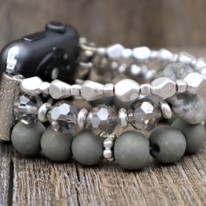 Carte grise, cristaux faits main, pierres précieuses de jaspe, perles en bois, bracelet de montre Apple Samsung Fitbit Google Pixel personnalisé Fitbit Versa 1 2 3 4 Sense 2