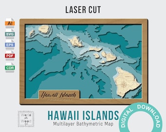 Könnte beinhalten: Ein digitaler Download einer lasergeschnittenen Karte der Hawaii-Inseln. Die Karte ist eine mehrschichtige bathymetrische Karte, die die Tiefe des Ozeans um die Inseln zeigt. Die Karte befindet sich in einem Holzrahmen und hat eine Kompassrose in der unteren rechten Ecke.
