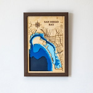 Mappa della Baia di San Diego - Decorazione della mappa multistrato in arte della parete 3D - Mappa di profondità in legno a strati - Batimetrica-3D, Costa di San Diego 8х12 pollici-Regalo di anniversario
