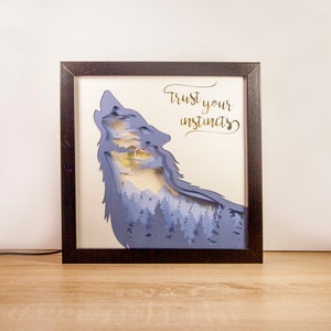 Wolf in maanlicht papercut verlicht frame, wolfslicht, wolfsmuurdecor, muurdecor, maanlichtdecor, wolfsdecor, wild decor, huilende wolf