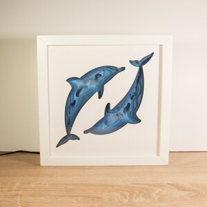 delfini papercut arte illuminata telaio, luce notturna, luce delfini, arredamento camera per bambini, arredamento parete, arredamento balena, regalo balena, carta illuminata arte