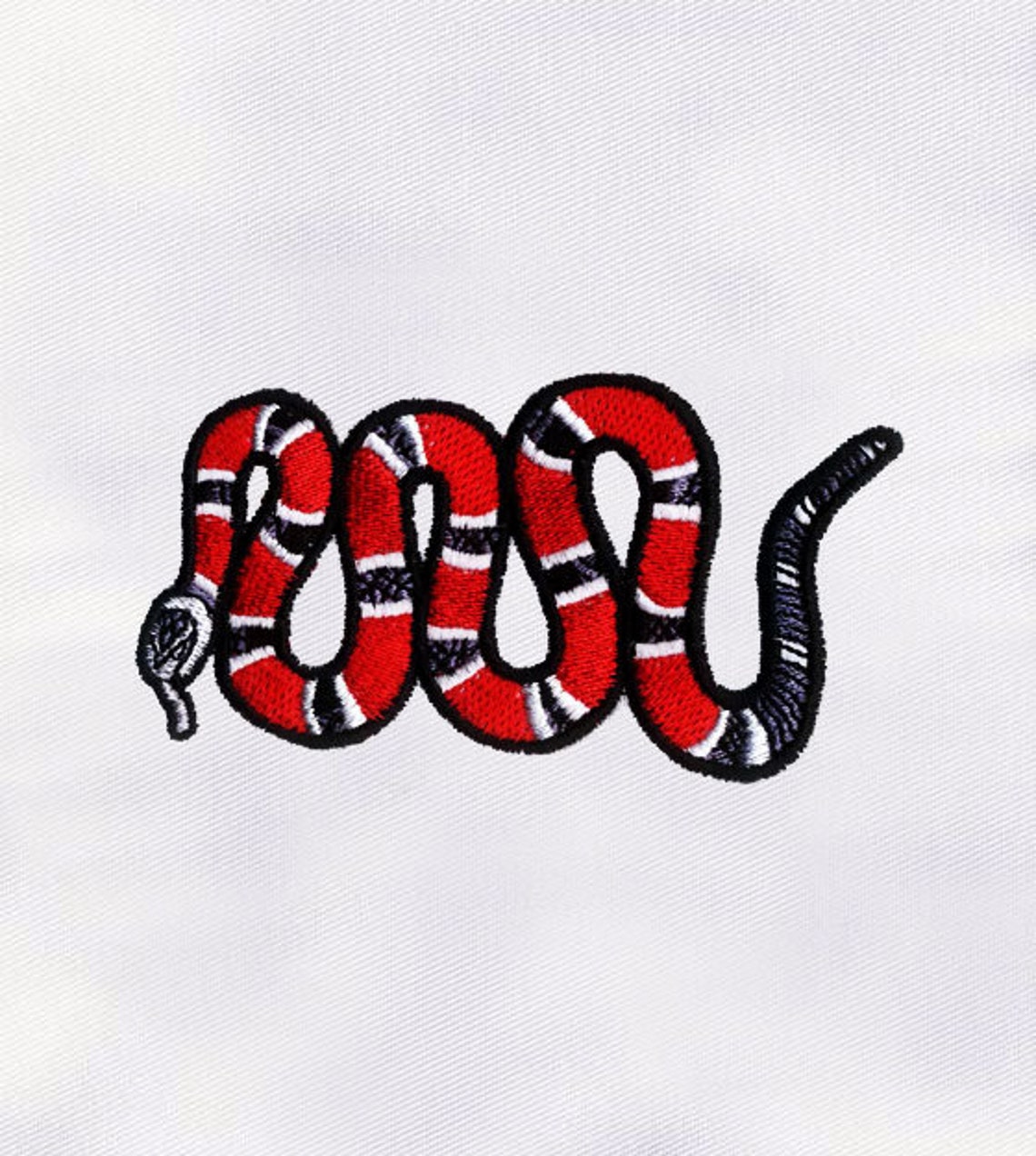 Змейка на c. Рисунок змеи гуччи. Змея яркая рисунок. Рептилии дизайнер Италия. Gucci Snake logo vector.
