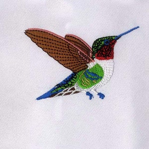 色鮮やかに舞い上がるハチドリの刺繍デザイン | 鳥の刺繍デザイン | 鳥の PES ファイル | 4x4 ハチドリの刺繍デザイン | デジタル ファイル