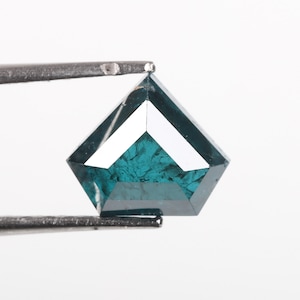 Può includere: Un diamante blu turchese di forma quadrata e taglio sfaccettato.