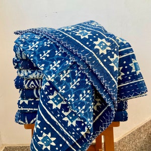 Courtepointes Kantha en coton fait main Indigo motifs assortis image 1