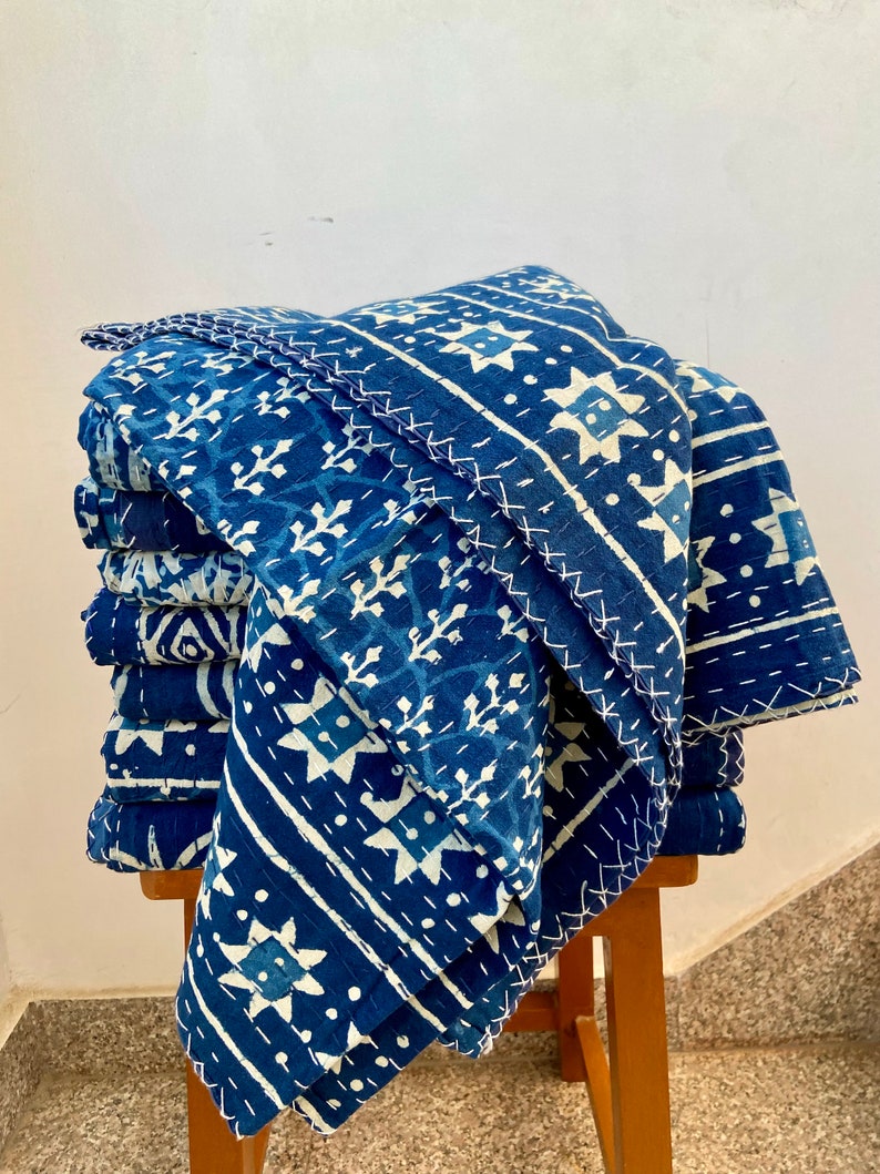 Courtepointes Kantha en coton fait main Indigo motifs assortis image 1