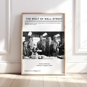 Può includere: Un poster cinematografico in bianco e nero incorniciato per "The Wolf of Wall Street" con Leonardo DiCaprio. Il poster include il titolo del film, il cast, il regista e il logo Stratton Oakmont. La durata è di 180 minuti, uscito nel 2014.