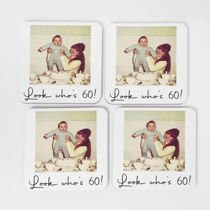 Pode incluir: Conjunto de quatro bases quadradas. Cada base apresenta uma imagem em estilo vintage de uma mulher segurando um beb&ecirc;, com um bolo e um servi&ccedil;o de ch&aacute;. O texto "Look who's 60!" est&aacute; escrito em it&aacute;lico.