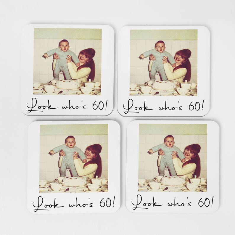 Pode incluir: Conjunto de quatro bases quadradas. Cada base apresenta uma imagem em estilo vintage de uma mulher segurando um beb&ecirc;, com um bolo e um servi&ccedil;o de ch&aacute;. O texto "Look who's 60!" est&aacute; escrito em it&aacute;lico.