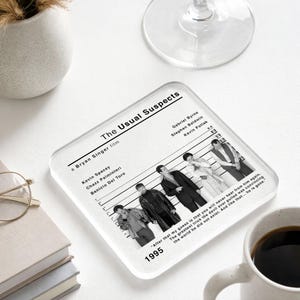 Peut inclure: Un dessous de verre carr&eacute; transparent avec une image en noir et blanc du film "The Usual Suspects". Le dessous de verre affiche le titre du film, la distribution et une citation. L'ann&eacute;e 1995 est &eacute;galement visible.