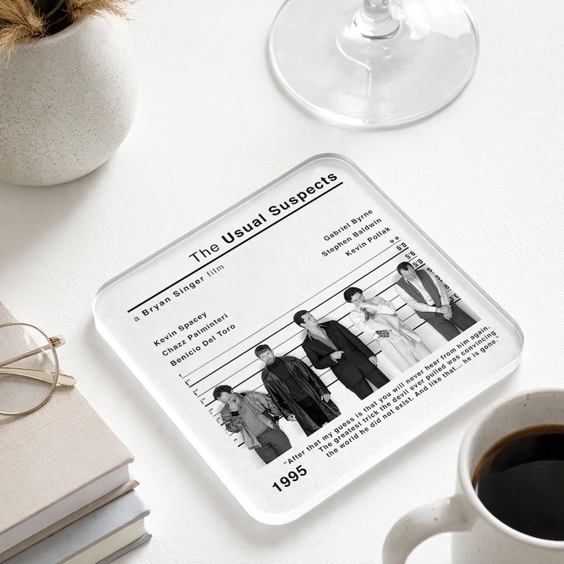 Peut inclure: Un dessous de verre carr&eacute; transparent avec une image en noir et blanc du film "The Usual Suspects". Le dessous de verre affiche le titre du film, la distribution et une citation. L'ann&eacute;e 1995 est &eacute;galement visible.