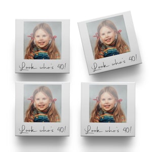 Pode incluir: Quatro impress&otilde;es fotogr&aacute;ficas quadradas brancas com um retrato vintage de uma menina com cabelo comprido e la&ccedil;os vermelhos. O texto "Look who's 40!" est&aacute; escrito em it&aacute;lico na parte inferior de cada impress&atilde;o. A menina est&aacute; vestindo uma camisa listrada e macac&atilde;o jeans.