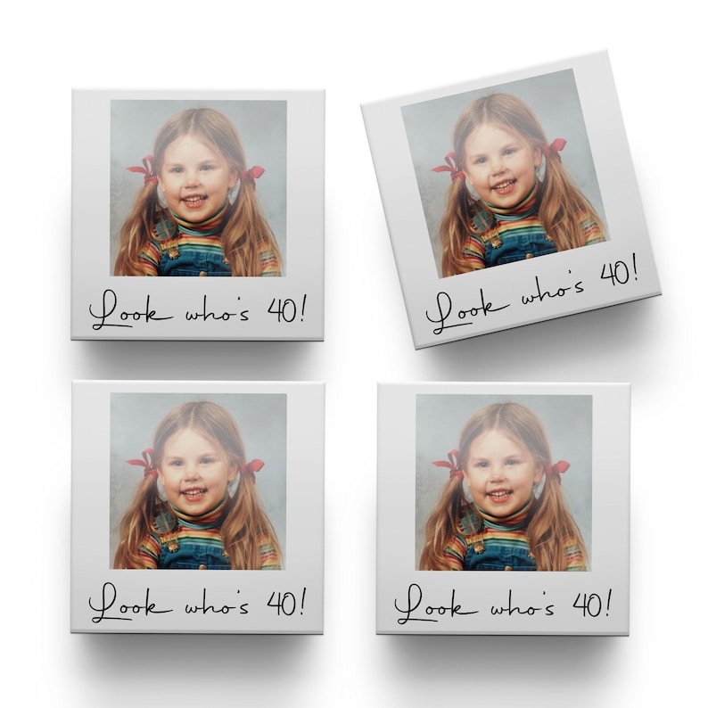 Pode incluir: Quatro impress&otilde;es fotogr&aacute;ficas quadradas brancas com um retrato vintage de uma menina com cabelo comprido e la&ccedil;os vermelhos. O texto "Look who's 40!" est&aacute; escrito em it&aacute;lico na parte inferior de cada impress&atilde;o. A menina est&aacute; vestindo uma camisa listrada e macac&atilde;o jeans.