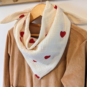 Chèche foulard bébé enfant double gaze de coton écru motif coeur rouge image 1