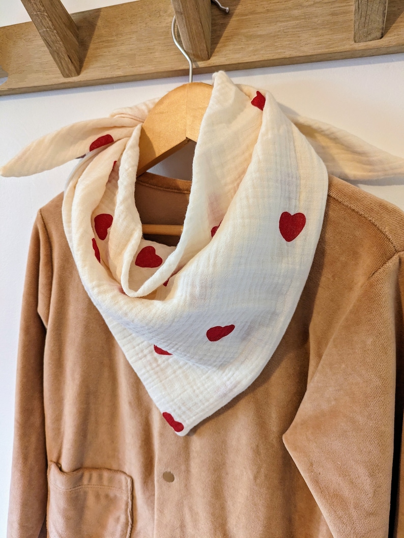 Chèche foulard bébé enfant double gaze de coton écru motif coeur rouge image 1