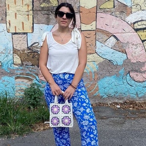 Flora mini – Oma-Quadrat-Häkeltasche mit Blumen, Mini-Größe