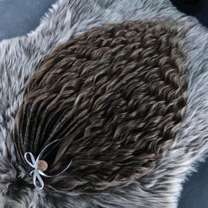 Dreadlocks ondulados castanho-acinzentados em crochê: Extensões de dreadlocks sintéticos com efeito degradê e pontas duplas.