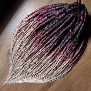 Extensiones de rastas de color rojo burdeos a rubio: rastas de crochet con trenzas