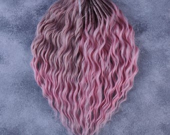 Rastas onduladas con efecto degradado rosa: extensiones de rastas sintéticas rizadas con base de ganchillo.