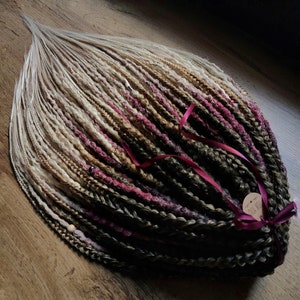 Extensiones de rastas de ganchillo de color castaño a rubio: detalles de estilo bohemio con rastas y trenzas burdeos