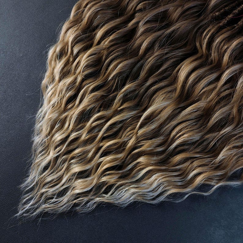 K&ouml;nnte beinhalten: Ein B&uuml;ndel welliger synthetischer Haarverl&auml;ngerungen in Braun- und Blondt&ouml;nen. Das Haar ist in einer kaskadierenden Anordnung angeordnet, die die Textur und Farbabweichungen zeigt.