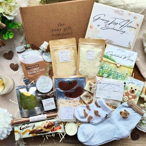 NEW MUM GIFT: Luxury Mum to Be Gift Box | Postpartum Pamper Hamper ...