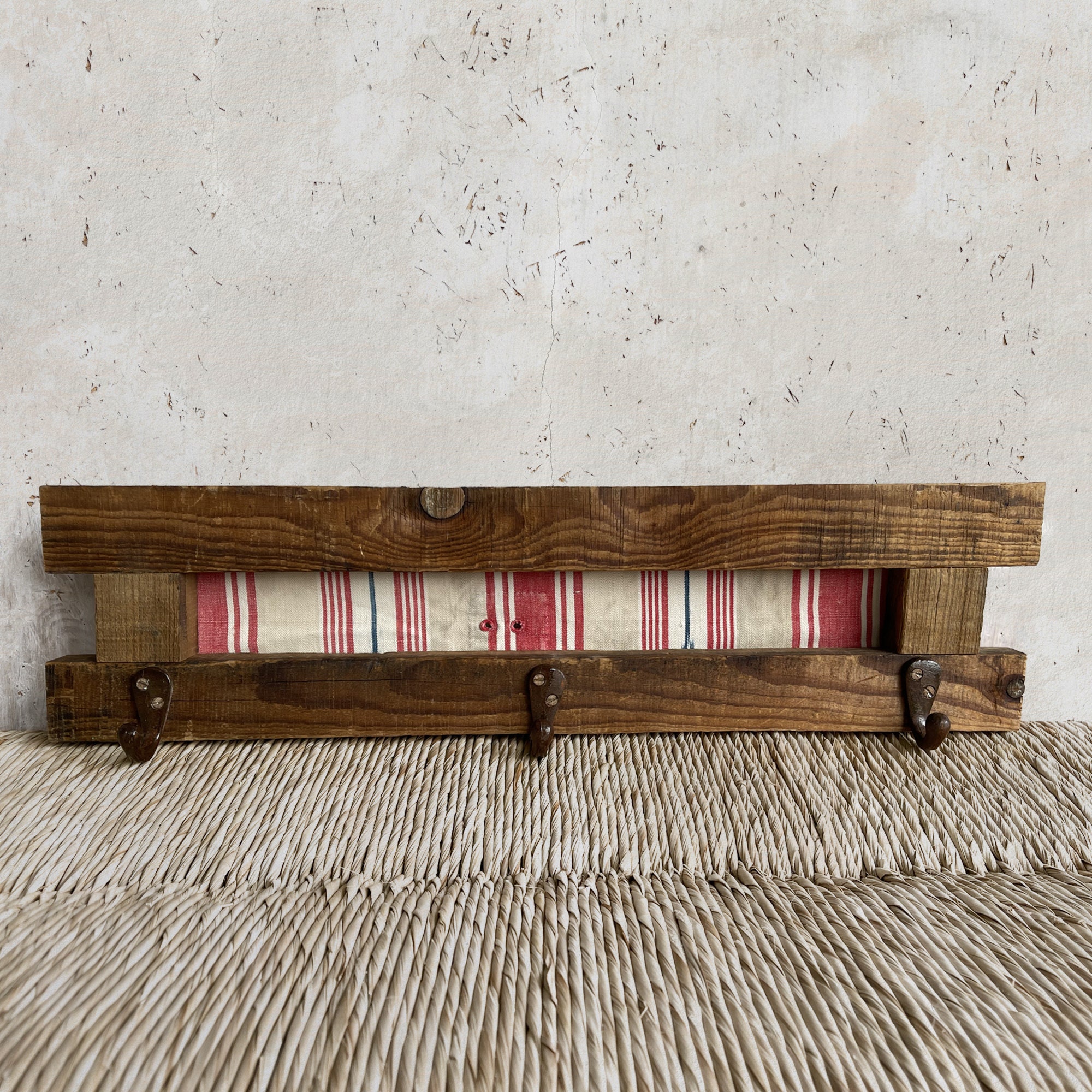 Original perchero para toallas, dos simples perchas de madera puestas del  revés! #accesoriosbaño #deco…