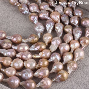 Può includere: Una collana di perle d'acqua dolce iridescenti rosa e pesca. Le perle hanno una forma a goccia e una forma naturale irregolare.