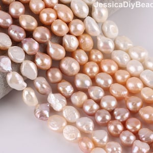 Może przedstawiać: Sznur barokowych pereł słodkowodnych w różnych odcieniach bieli, różu i brzoskwiniowego. Perły mają nieregularny kształt i naturalny połysk.