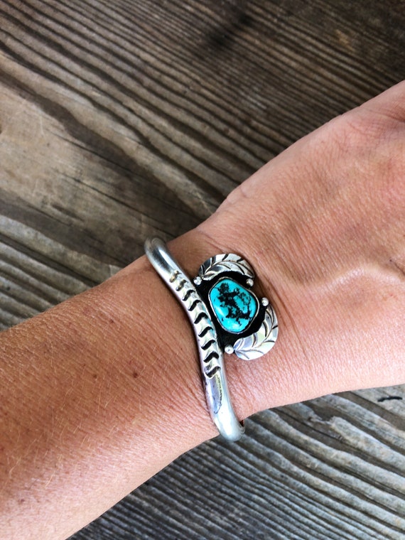 Detailed Older Vintage Native American Navajo Turquoise Sterling Silver Leaf Bracelet Detailed Older Vintage Native American Navajo Turquoise Sterling Silver Leaf Bracelet