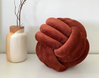 Large knot pillow