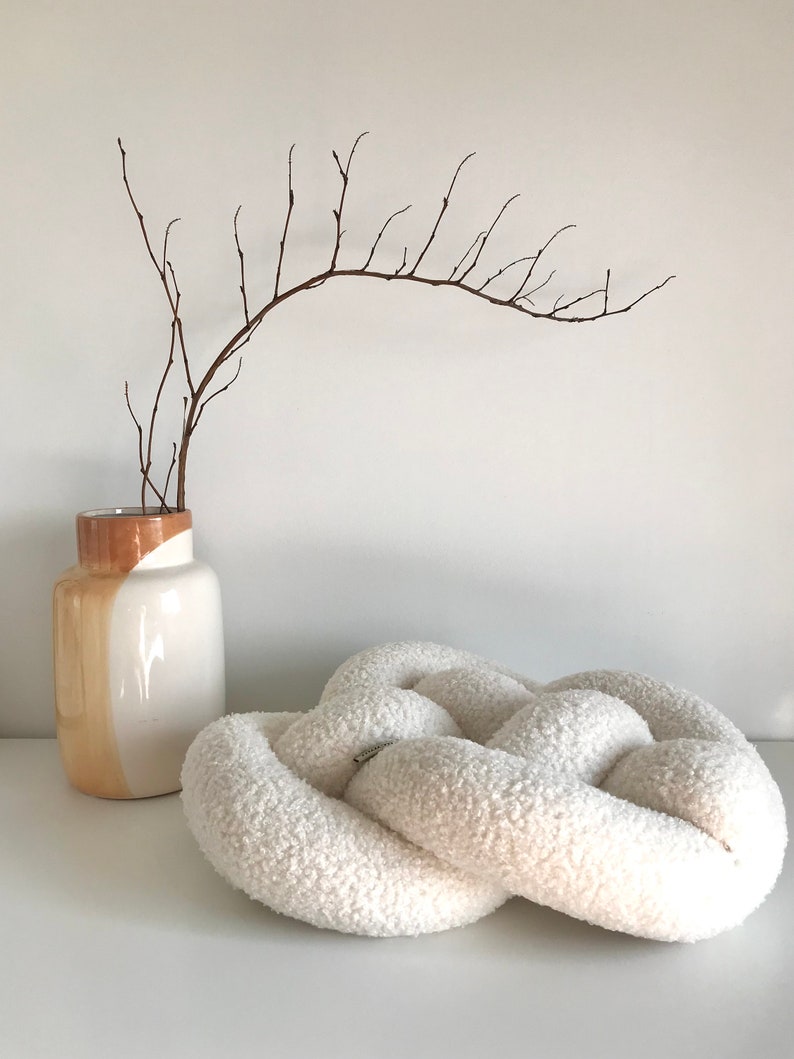 Macmaer Knot Pillow
