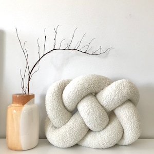 Oreiller bouclé blanc, oreiller noeud bouclé en noeud infini, coussin noeud scandinave, oreiller décoratif mignon, design suédois original image 2