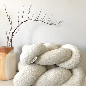 Oreiller bouclé blanc, oreiller noeud bouclé en noeud infini, coussin noeud scandinave, oreiller décoratif mignon, design suédois original image 6