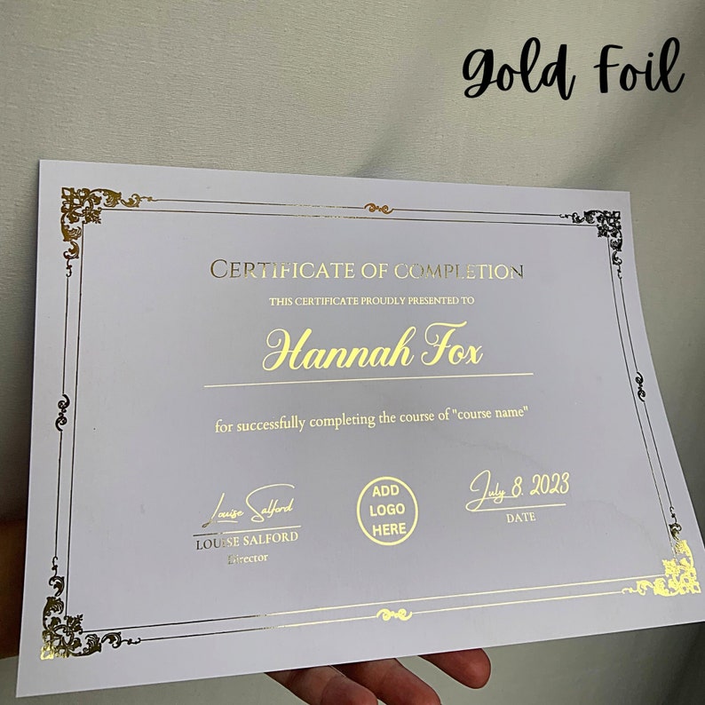 Peut inclure: Un certificat de r&eacute;ussite blanc avec des accents en feuille d'or. Le certificat est remis &agrave; Hannah Fox pour avoir r&eacute;ussi le cours de "nom du cours". Le certificat est sign&eacute; par Louise Salford, directrice, et dat&eacute; du 8 juillet 2023.
