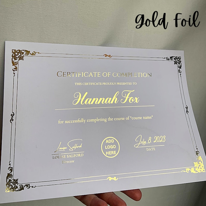 Peut inclure: Un certificat de r&eacute;ussite en feuille d'or avec une bordure d&eacute;corative. Le certificat est remis &agrave; Hannah Fox pour avoir r&eacute;ussi un cours. La date est le 8 juillet 2023 et le certificat est sign&eacute; par Louise Salford, Directrice.
