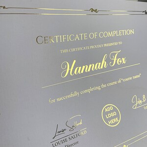 Peut inclure: Un certificat de r&eacute;ussite en or avec le texte "CERTIFICATE OF COMPLETION" et "THIS CERTIFICATE PROUDLY PRESENTED TO" est remis &agrave; Hannah Fox pour avoir r&eacute;ussi le cours "course name". Le certificat est sign&eacute; par Louise Salford, Directrice.