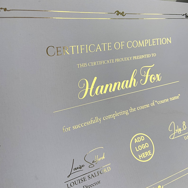 Peut inclure: Un certificat de r&eacute;ussite en or avec le texte "CERTIFICATE OF COMPLETION" et "THIS CERTIFICATE PROUDLY PRESENTED TO" est remis &agrave; Hannah Fox pour avoir r&eacute;ussi le cours "course name". Le certificat est sign&eacute; par Louise Salford, Directrice.