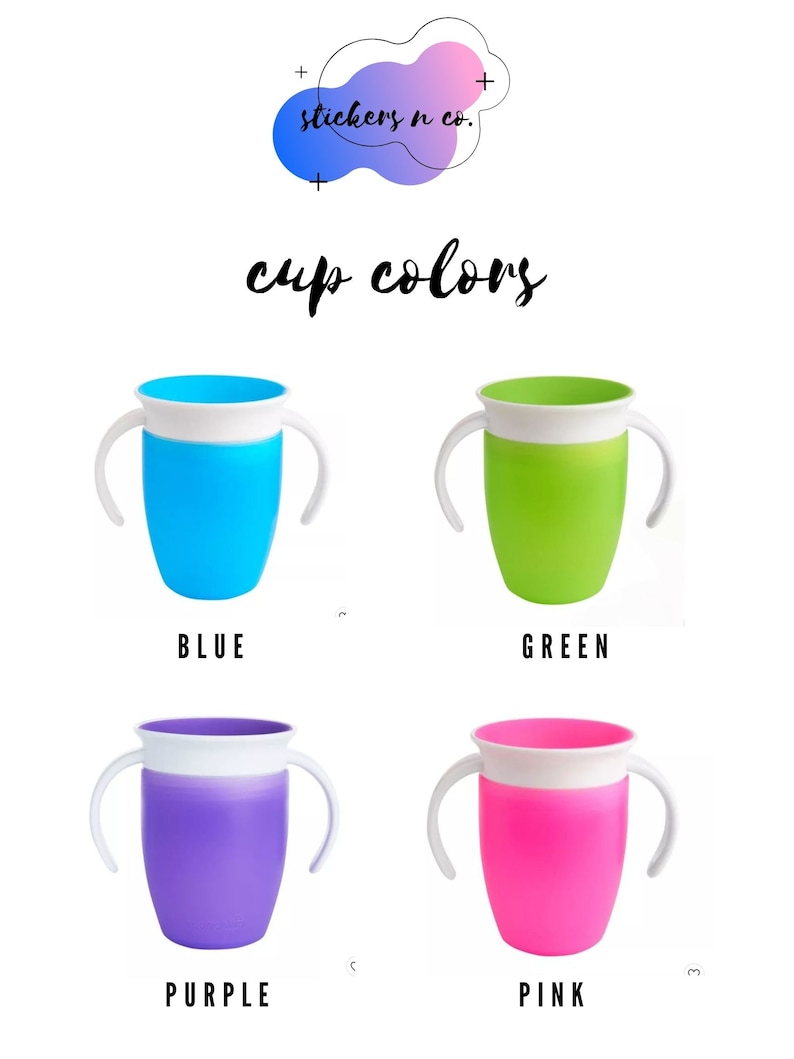 Puede incluir: Imagen que muestra cuatro vasos de entrenamiento coloridos: azul, verde, morado y rosa. Cada vaso tiene un borde y asas blancos. El texto "cup colors" se muestra encima de los vasos, con el logotipo de la marca "stickers n co." en la parte superior.