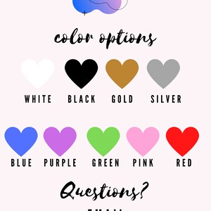 Puede incluir: Un fondo rosa claro muestra un logotipo y opciones de color para pegatinas. Las opciones de color est&aacute;n representadas por formas de coraz&oacute;n en blanco, negro, dorado, plateado, azul, morado, verde, rosa y rojo. Tambi&eacute;n se incluye el texto "&iquest;Preguntas?" y una direcci&oacute;n de correo electr&oacute;nico.