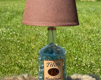 Lampe recyclée avec bouteille d'alcool de Tito