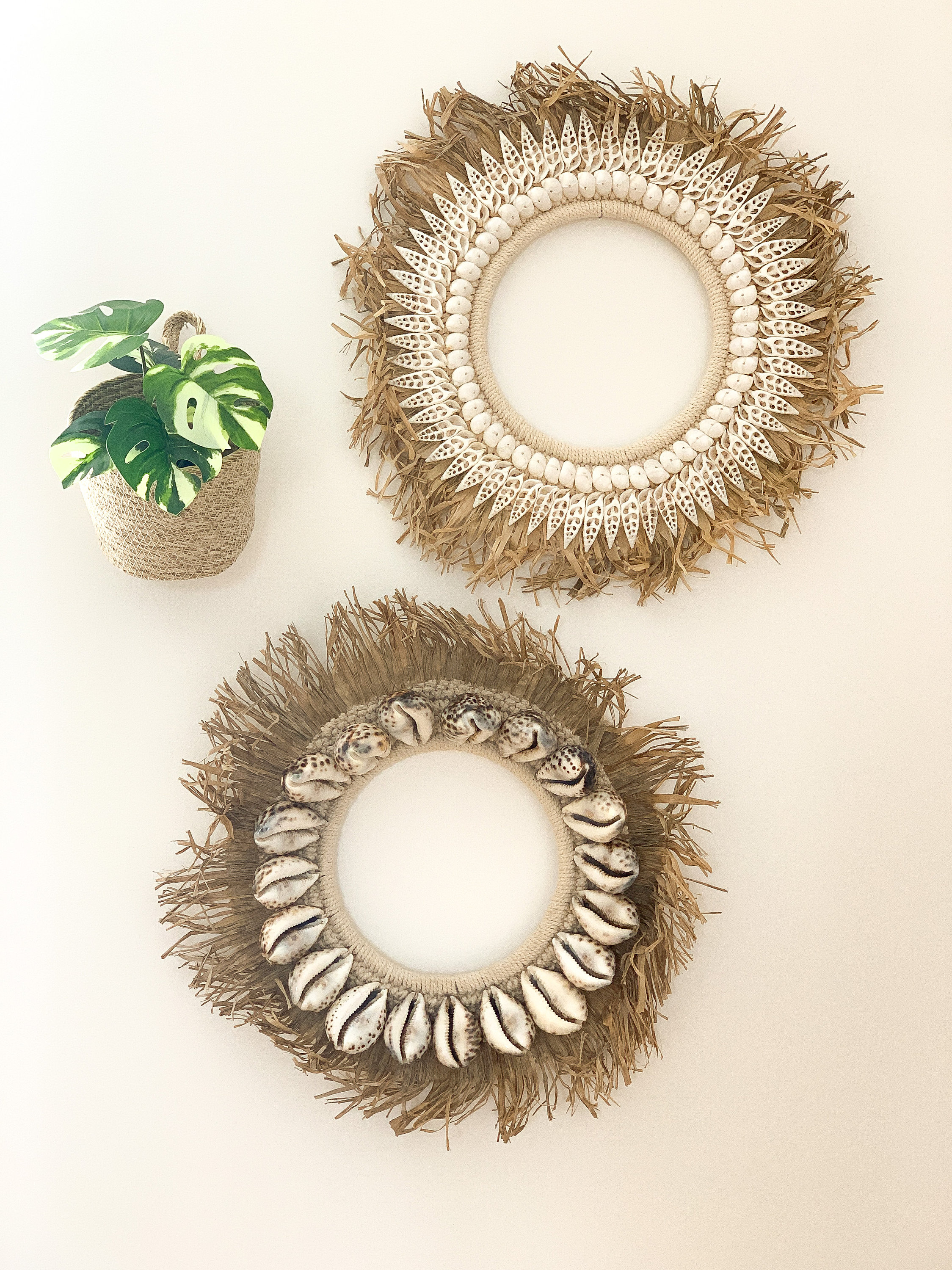 Décoration Murale, Collier de Coquillage et Raphia, Juju Hat, Bohème, Papouasie.